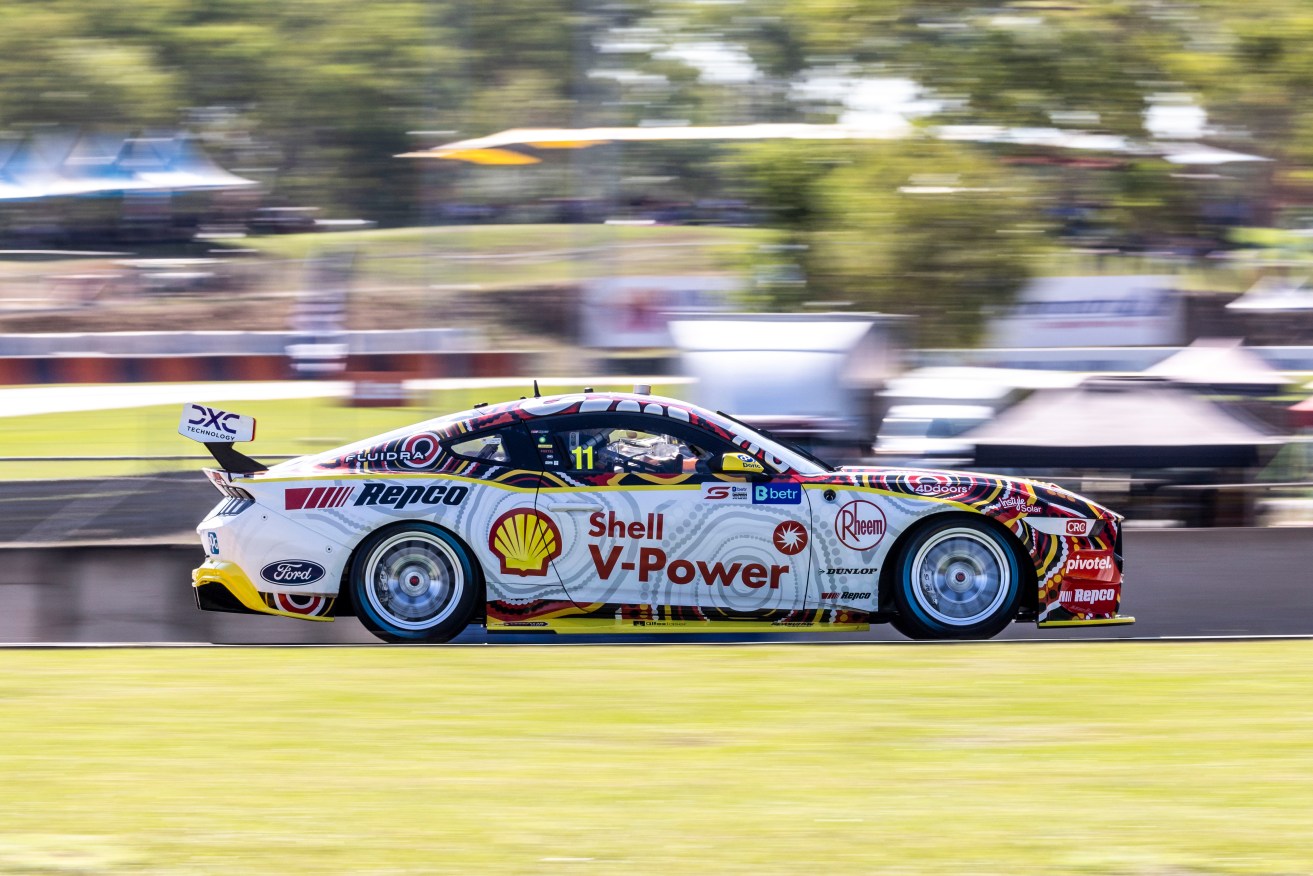 Anton de Pasquale has ended Ford's Supercars chequered flag drought by winning in Townsville.