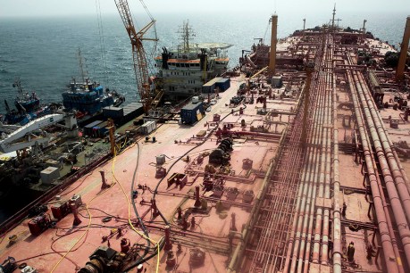 UN starts siphoning oil from decaying tanker 