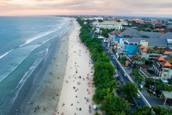 Tourists rush from hotels as quake shakes Bali