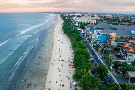 Tourists rush from hotels as quake shakes Bali