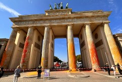Climate activists spray paint Brandenburg Gate