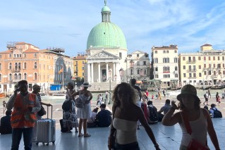 Stressed-out Venice puts limits on tour groups