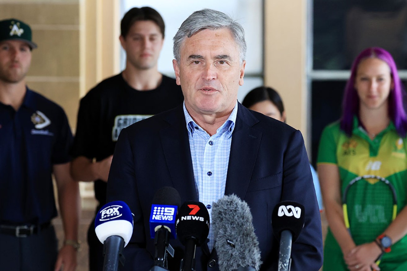 AOC president Ian Chesterman has urged Swimming Australia members to vote in a new constitution.