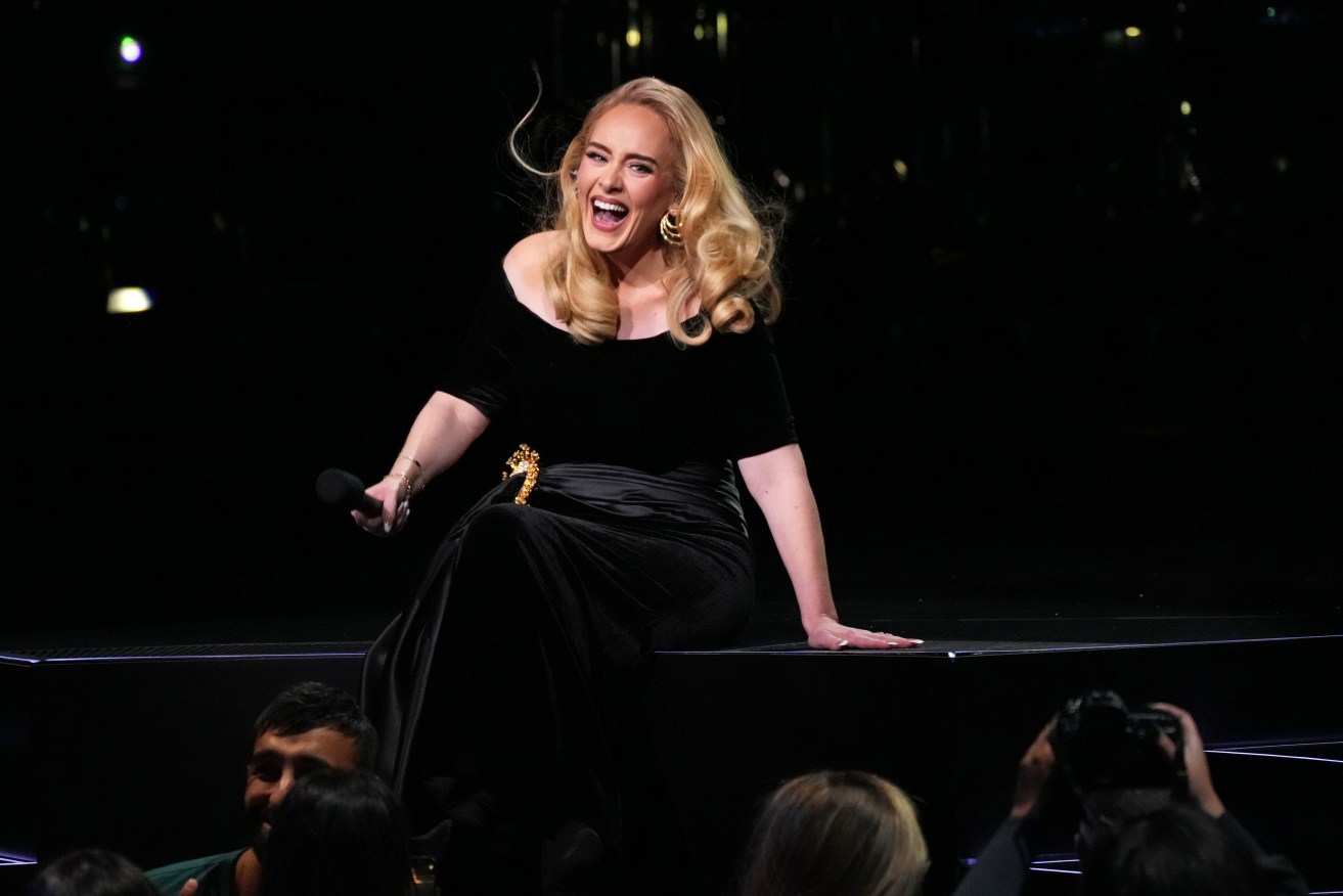 Singer Adele has told a Las Vegas audience she has given up alcohol.