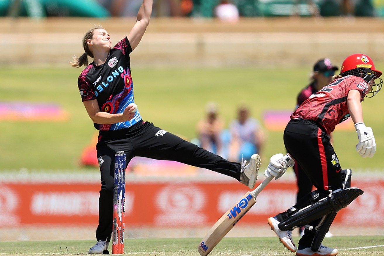 Sydney Sixers’ Ellyse Perry claimed five wickets against Melbourne Renegades at the WACA on Sunday.