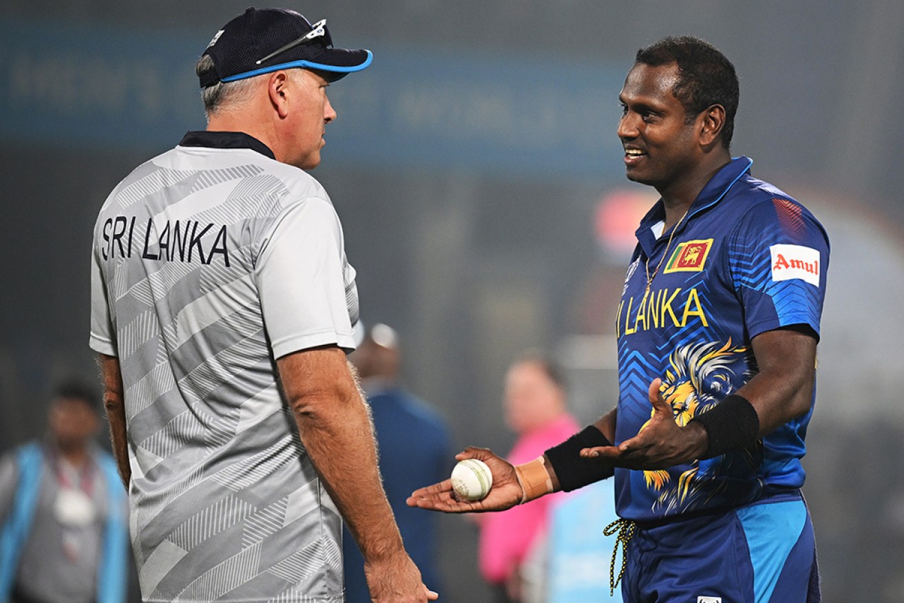 Sri Lanka coach Chris Silverwood and Angelo Mathews discuss the dismissal. 