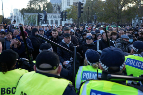 Far-right ‘soccer thugs’ attack police and pro-Palestinian marchers in London