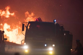 Out-of-control bushfire threatens homes 