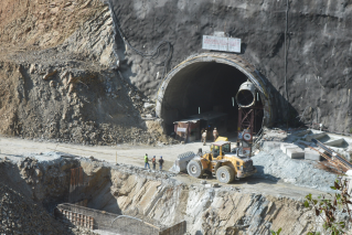 Cave-in threat halts bid to reach Indian tunnelers