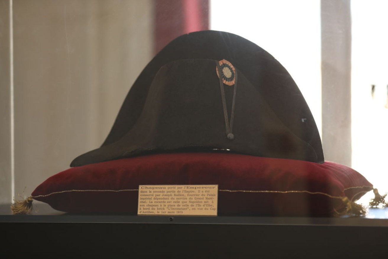 Napoléon wore his hat with the ends pointing toward his shoulders. 