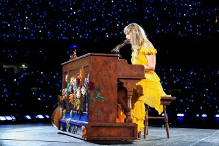 Taylor Swift nets 10 gongs at Billboard Music Awards