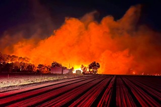 'Challenging day' as WA fires claim more houses