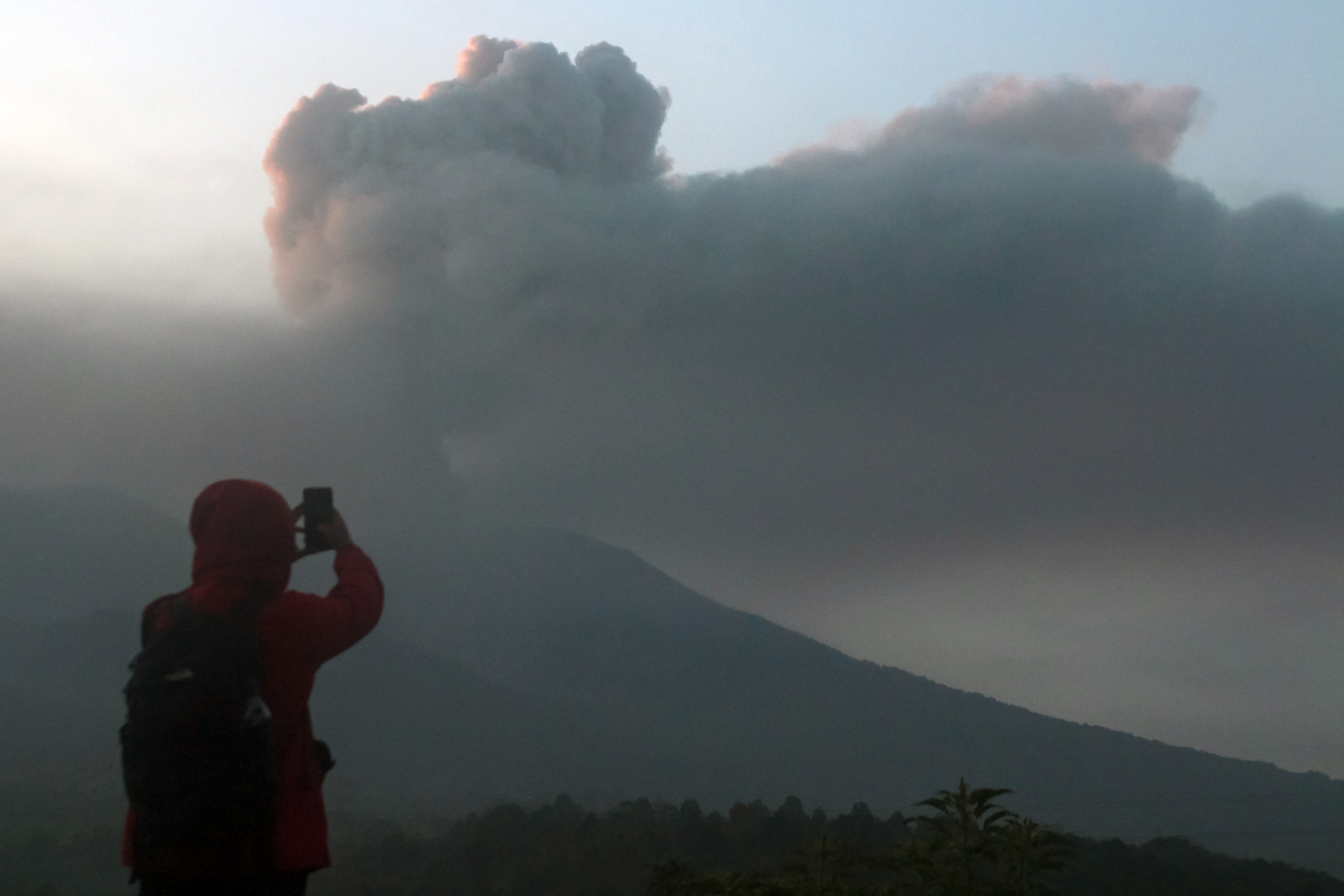 Indonesia's Marapi volcano erupts for the second day, halting search for 12  missing climbers - WTOP News