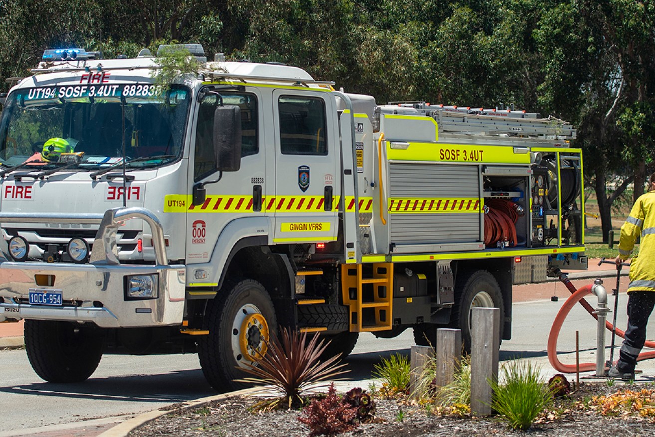 Alerts for a fire that threatened an ice rink and theme park in Perth's south has been downgraded.