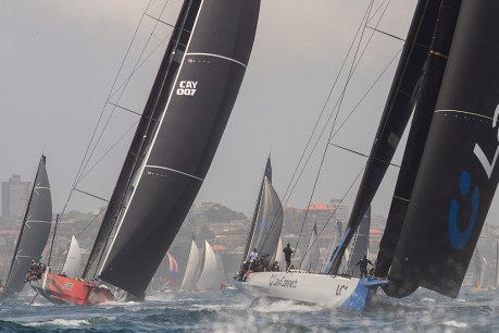 Supermaxi rivals fight for Sydney to Hobart line honours