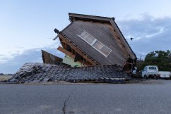 Damage hampers quake rescue efforts in Japan