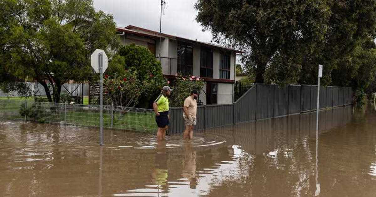 Flood ravaged Qld faces fresh cyclone threat as Vic's threat shifts