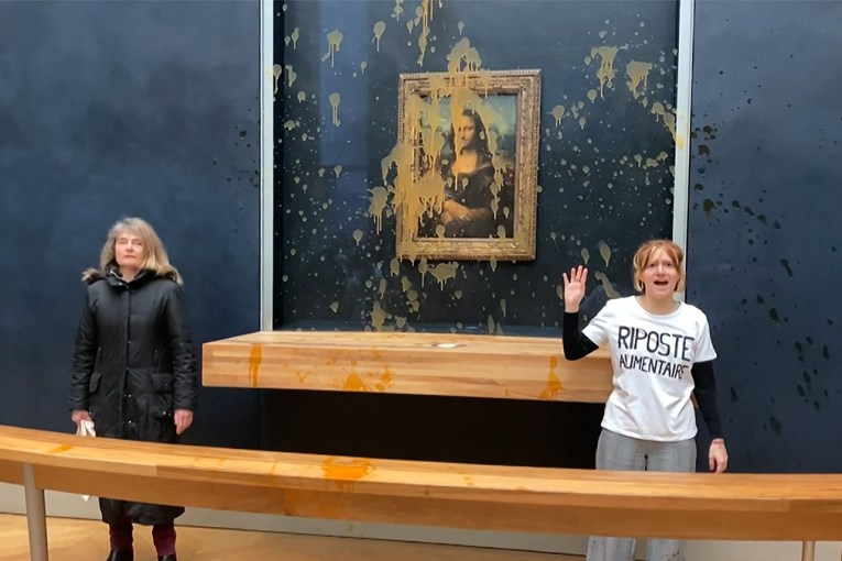 Climate protesters throw soup at <i>Mona Lisa</i>