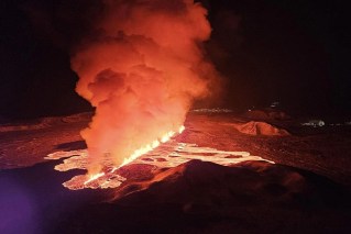Iceland hoping dikes can turn masive lava flow