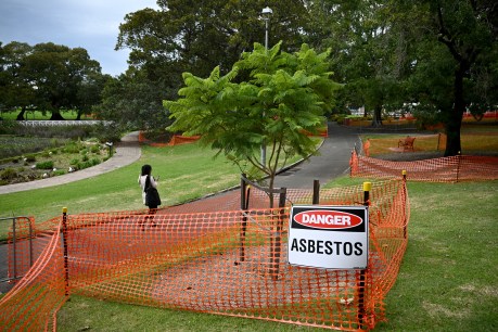 Asbestos-tainted mulch potentially at hundreds of sites