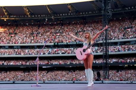 Swift ‘starstruck’ at biggest-ever concert 