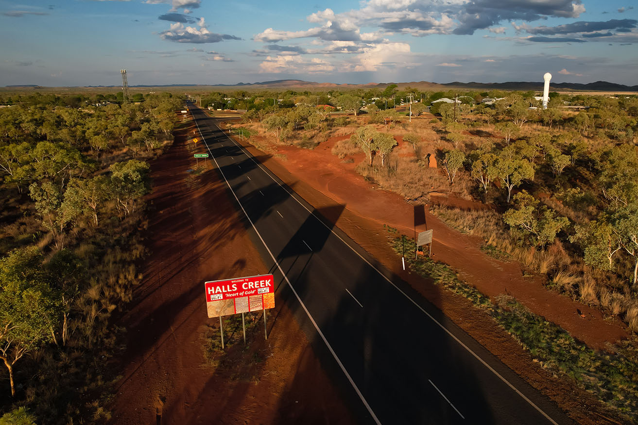 Ex-tropical cyclone Lincoln has crossed the WA border near Halls Creek and is heading to the coast. 