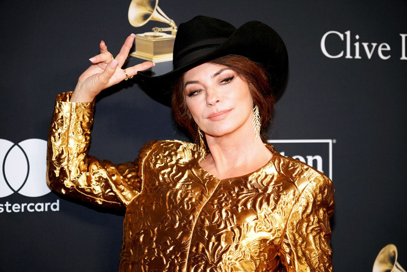 Country pop singer Shania Twain joins Coldplay and Dua Lipa as Glastonbury Festival headliners.