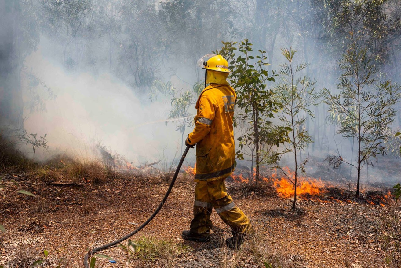 A bushfire about 20km east of Perth is threatening lives and homes, firefighters warn. 