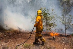 Bushfire on Perth’s outskirts threatens lives