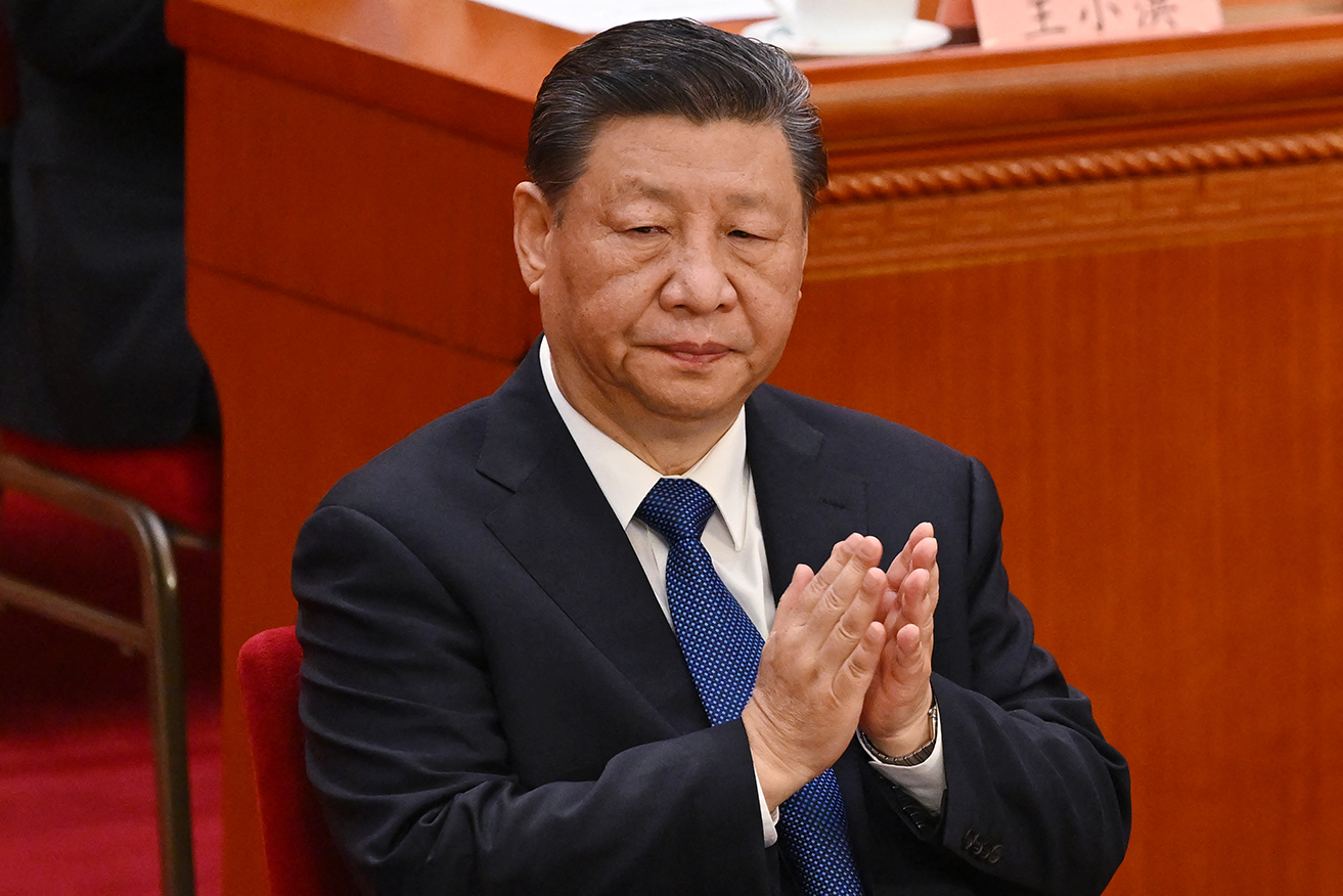 China's President Xi Jinping has held talks with US executives in Beijing's Great Hall of the People.