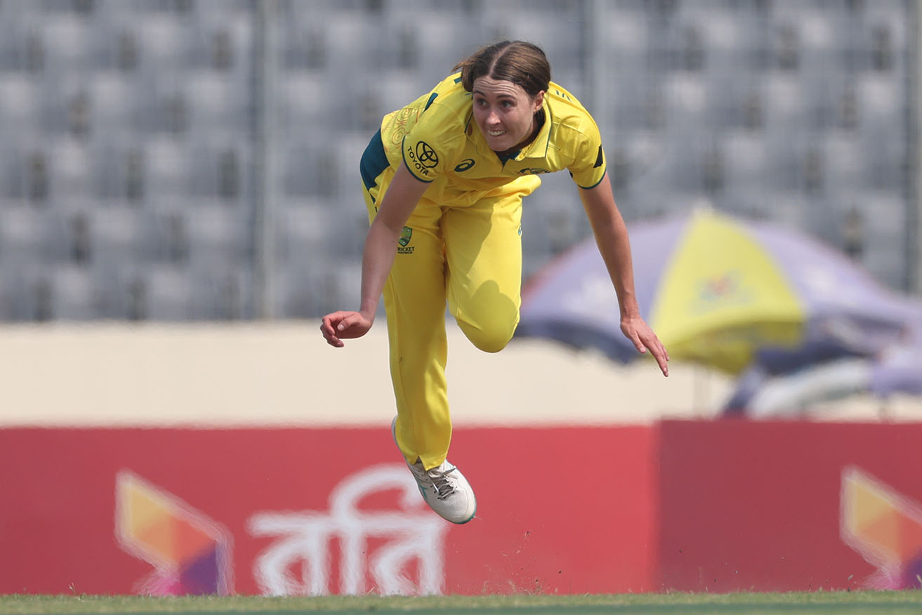 Tayla Vlaeminck took 3-12 as Australia defeated Bangladesh in the third T20 international on Thursday.