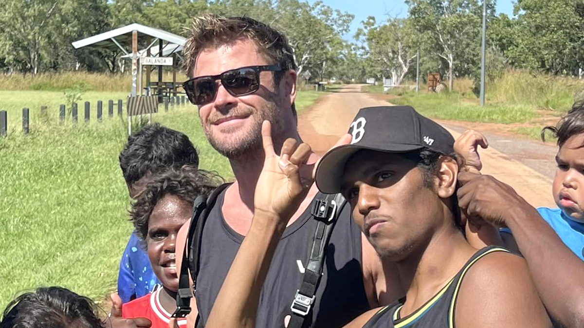 Hollywood legend Hemsworth delights with remote school drop-in - Vimarsana News