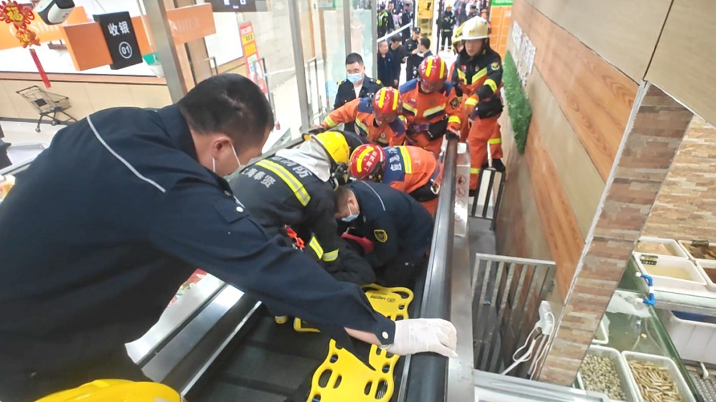 woman stuck travelator