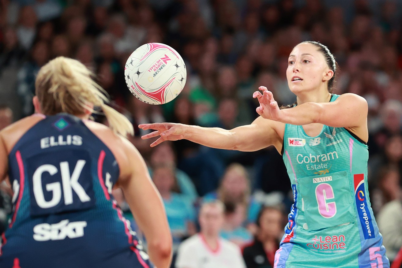 Melbourne Mavericks’ Molly Jovic
passes in Sunday’s Super Netball derby against the Vixens at John Cain Arena.