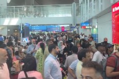 ‘Living on duty free’: Travellers in Dubai chaos