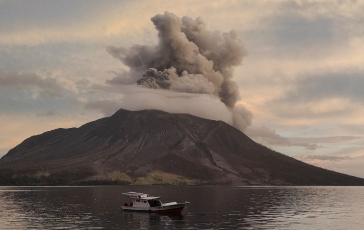 Thousands flee Indonesian volcano
