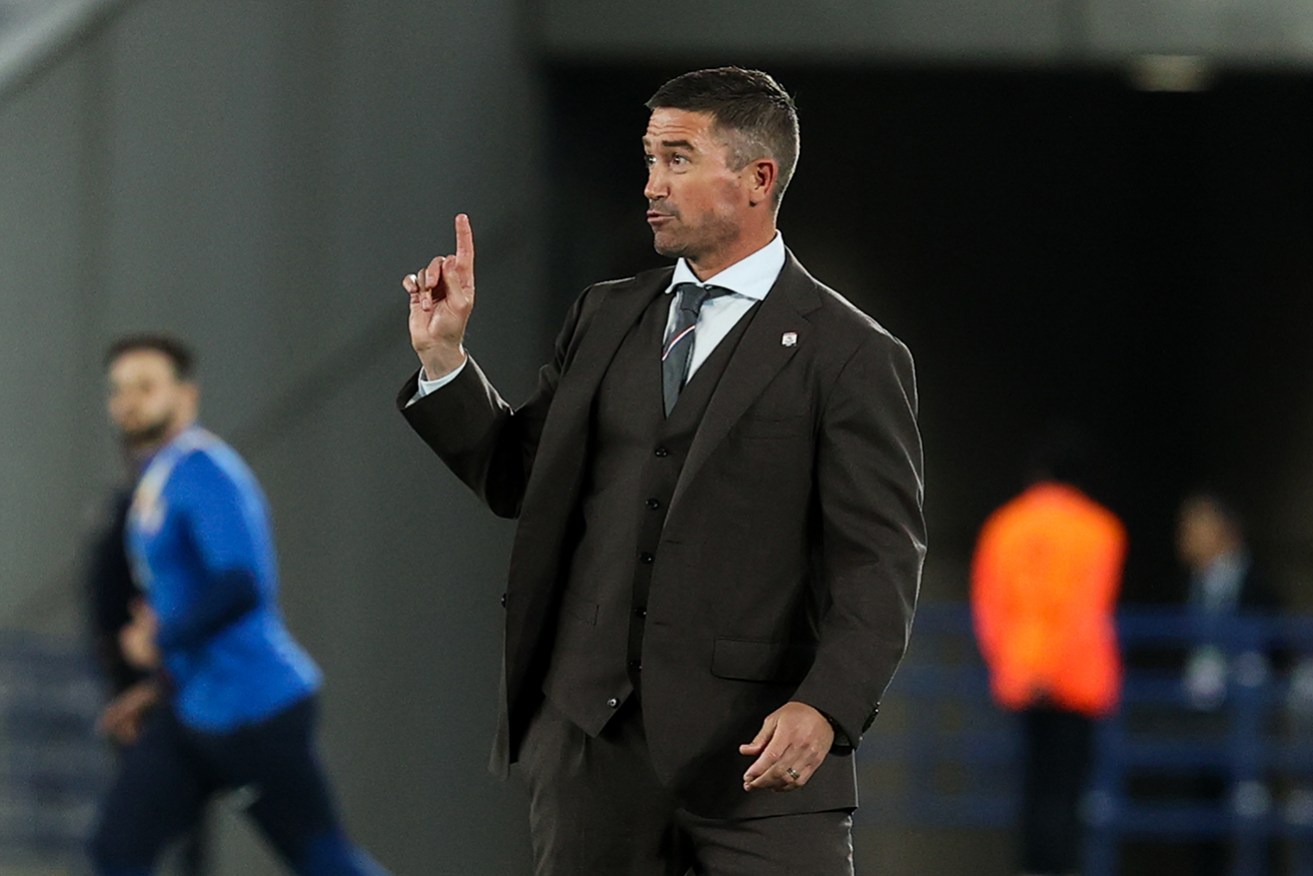 Harry Kewell guides his Yokohama F Marinos team during their ACL final first-leg win.