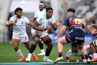 Super Rugby top spot race goes down to last round