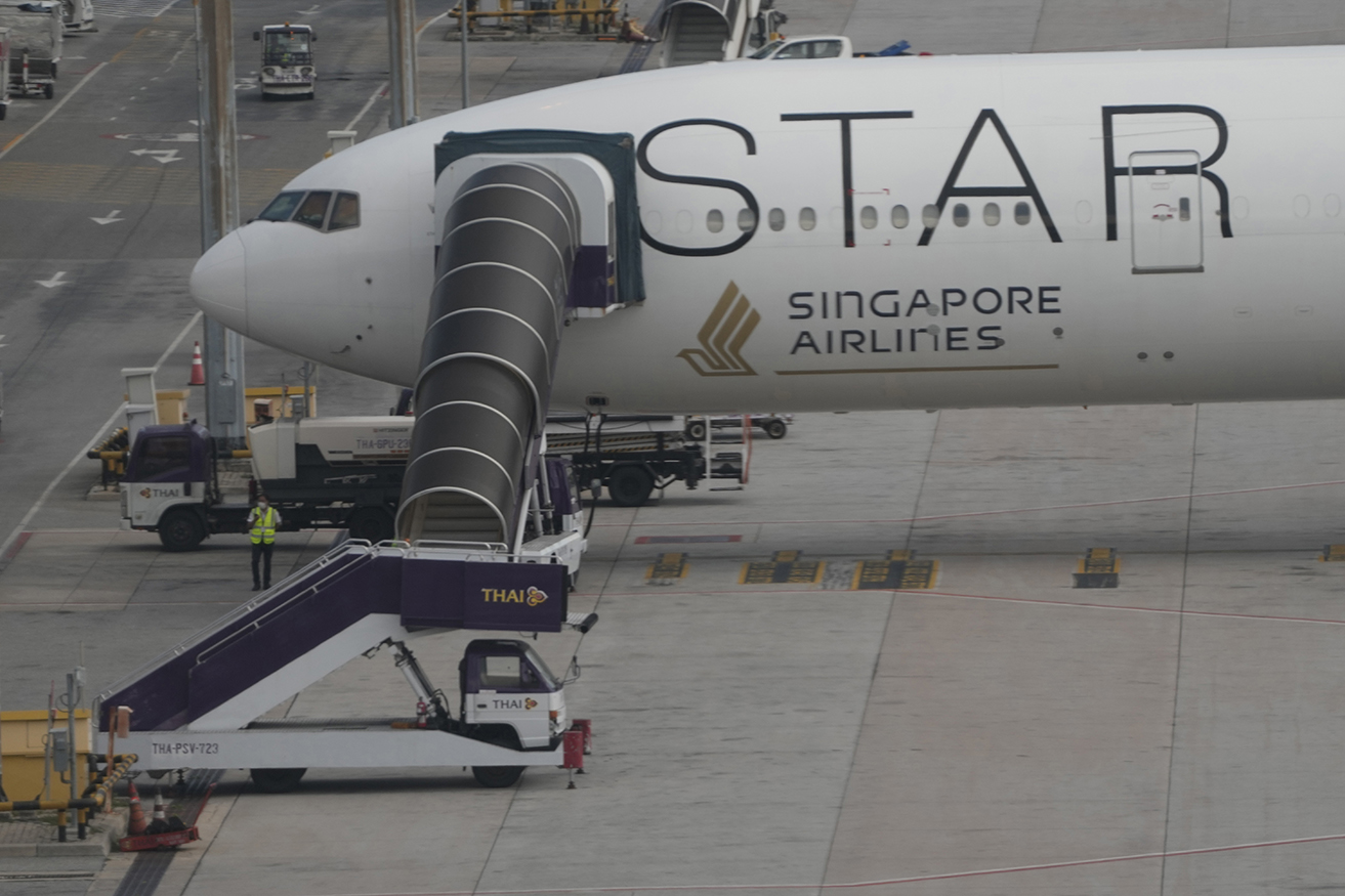 Altitude plunge caused injuries on Singapore Airlines flight - Vimarsana News