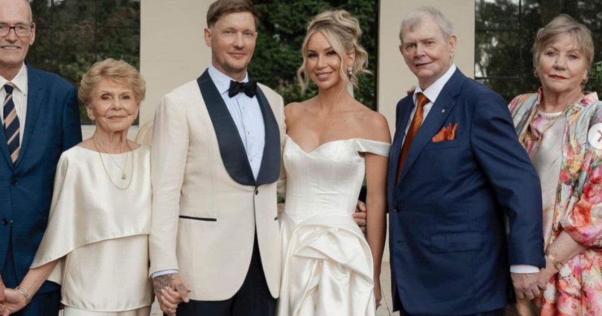 John Farnham's first public appearance since oral surgery