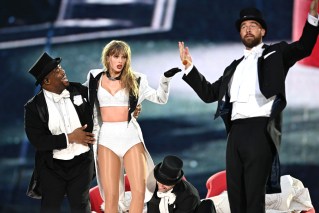 Crowd erupts as Swift is joined by surprise guest
