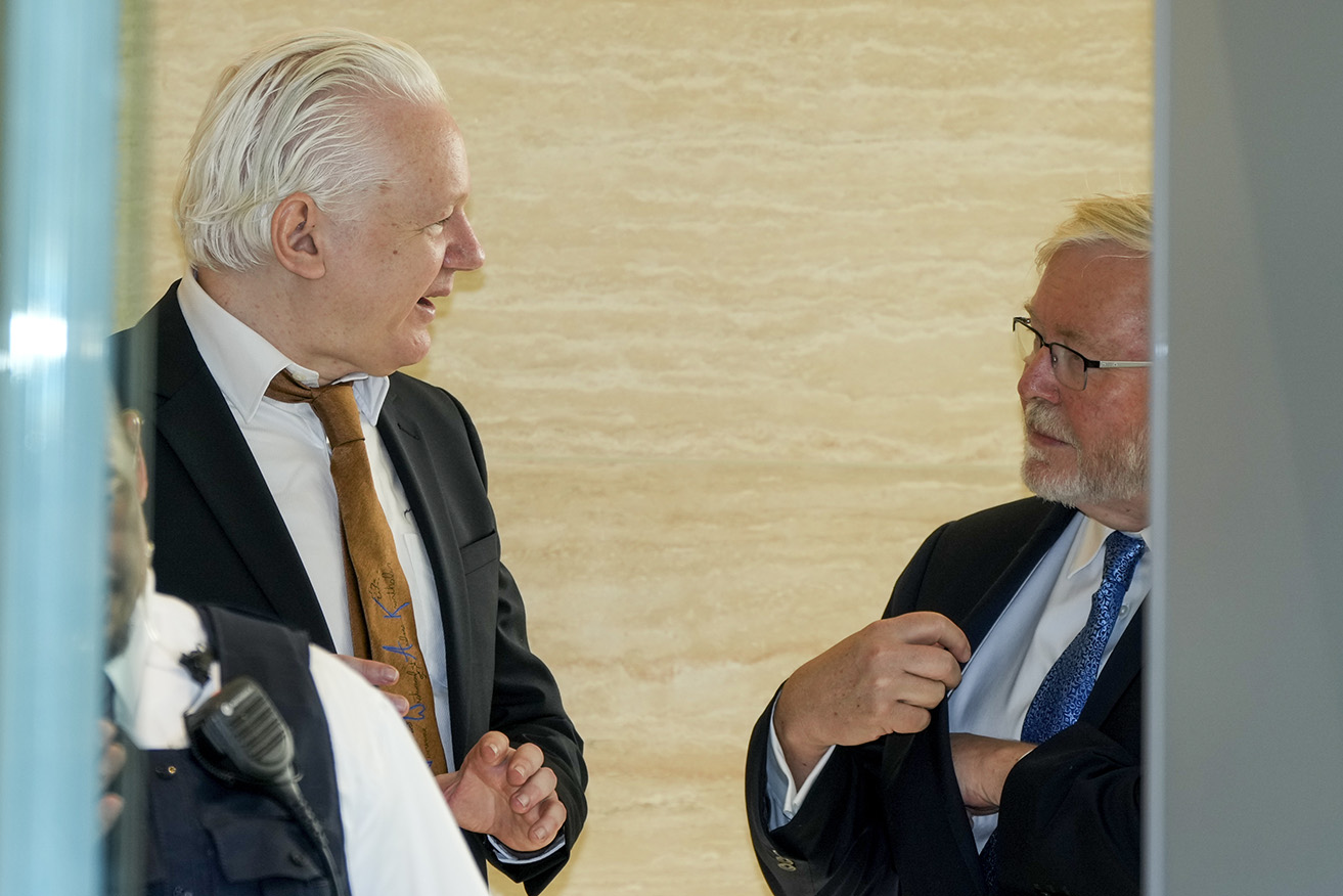 WikiLeaks founder Julian Assange has retuned to Australia, accompanied by Kevin Rudd.