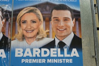 French far right extends poll lead