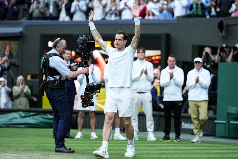 Aussies salute Murray after spoiling emotional party