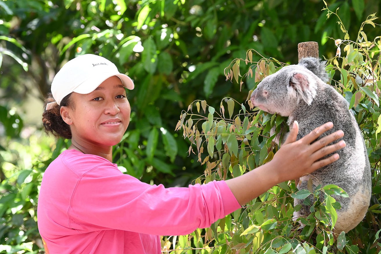 Tennis ace Naomi Osaka poses with a koala at Brisbane’s Lone Pine Sanctuary before its no-hold policy.