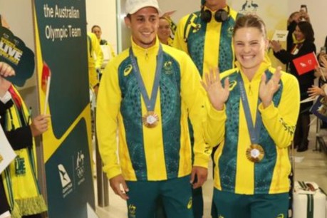 Olympic athletes touch down to heroes' welcome 