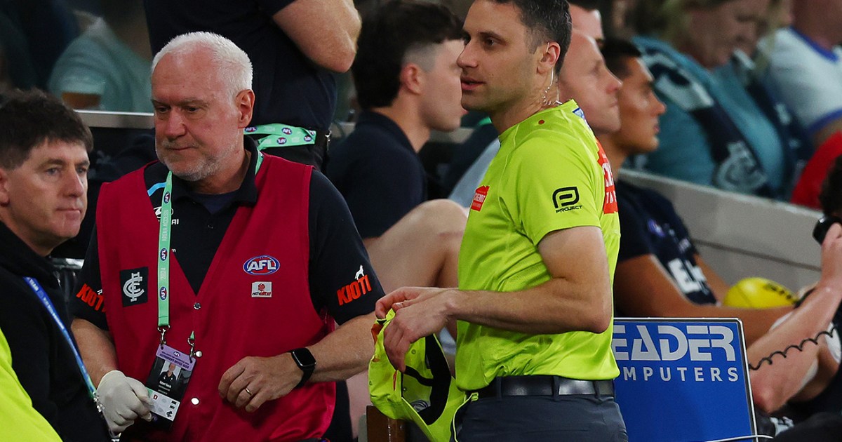 AFL goal umpire hit by bottle in CarltonSt Kilda thriller