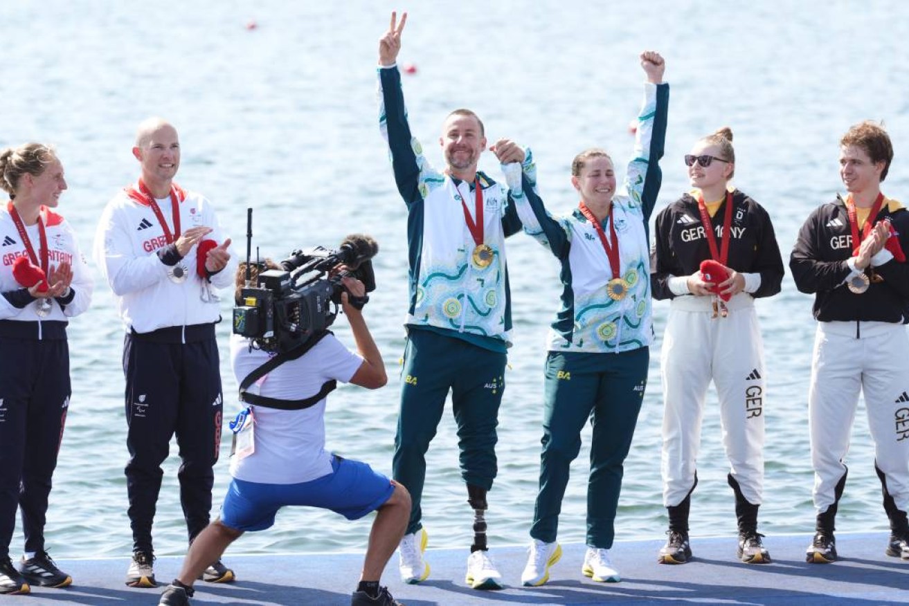 Jed Altschwager and Nikki Ayers (centre) with the gold medal for Australia.