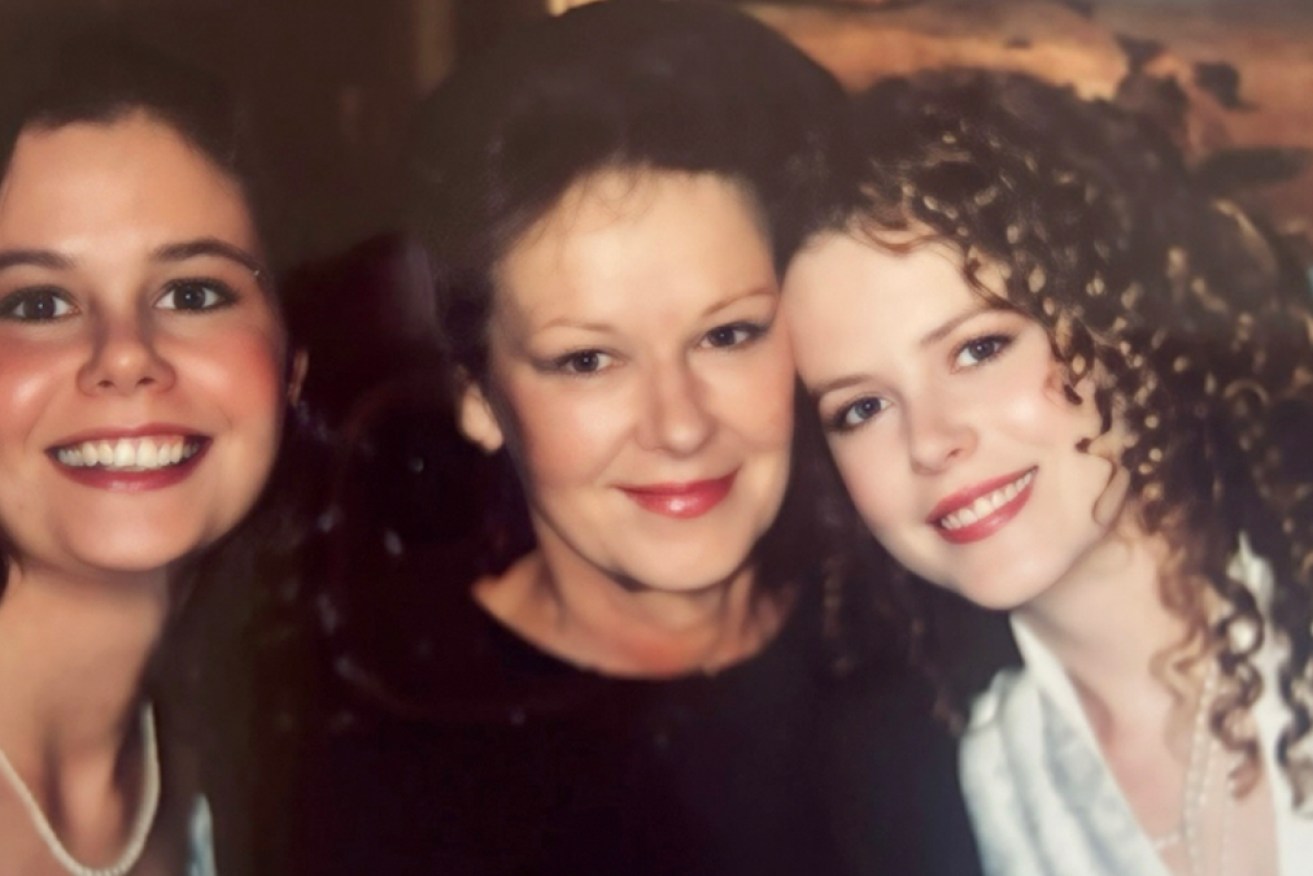 Nicole Kidman with her sister Antonia and their mother Janelle.