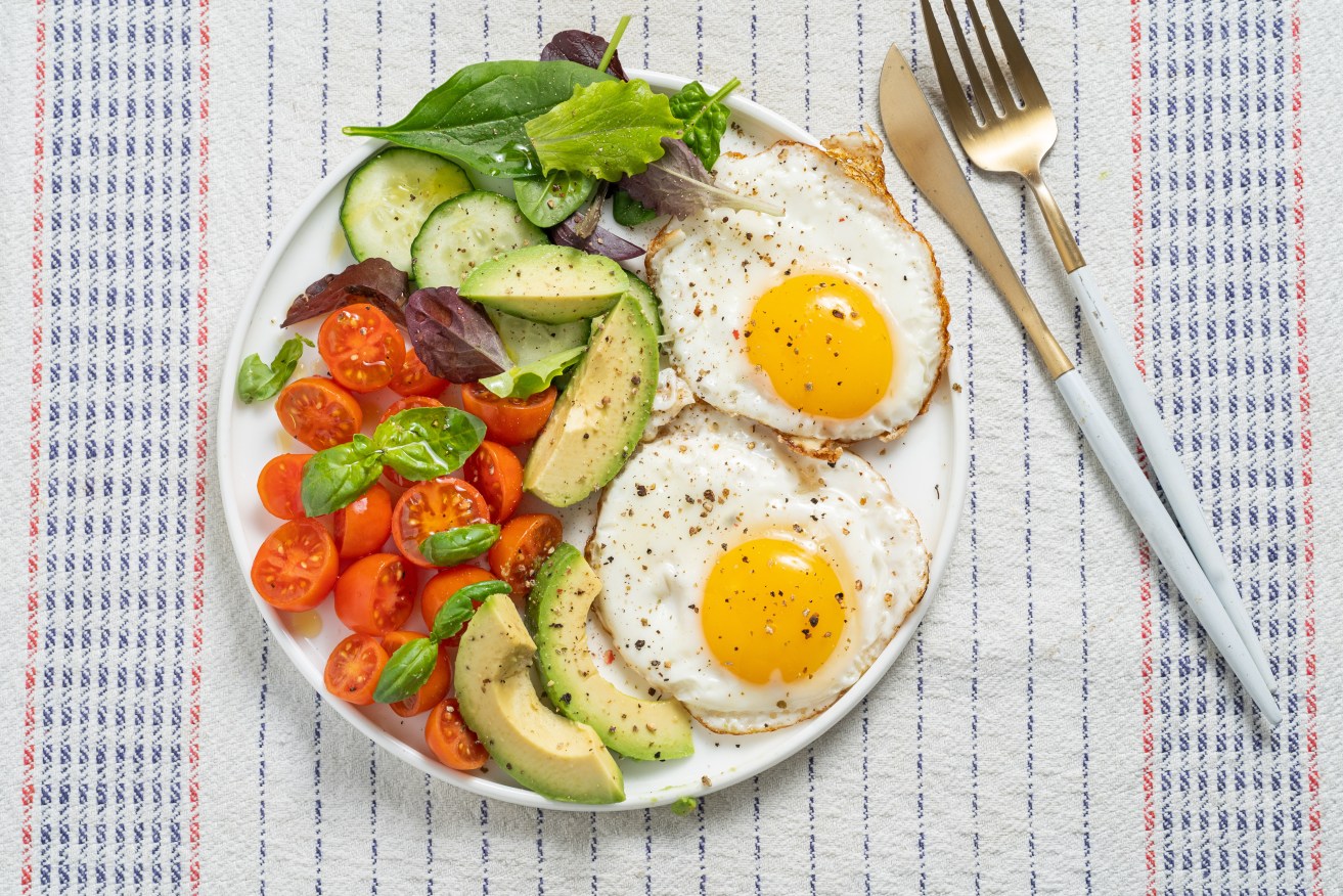 A women wanting to lose weight is to eat a breakfast containing more fats.